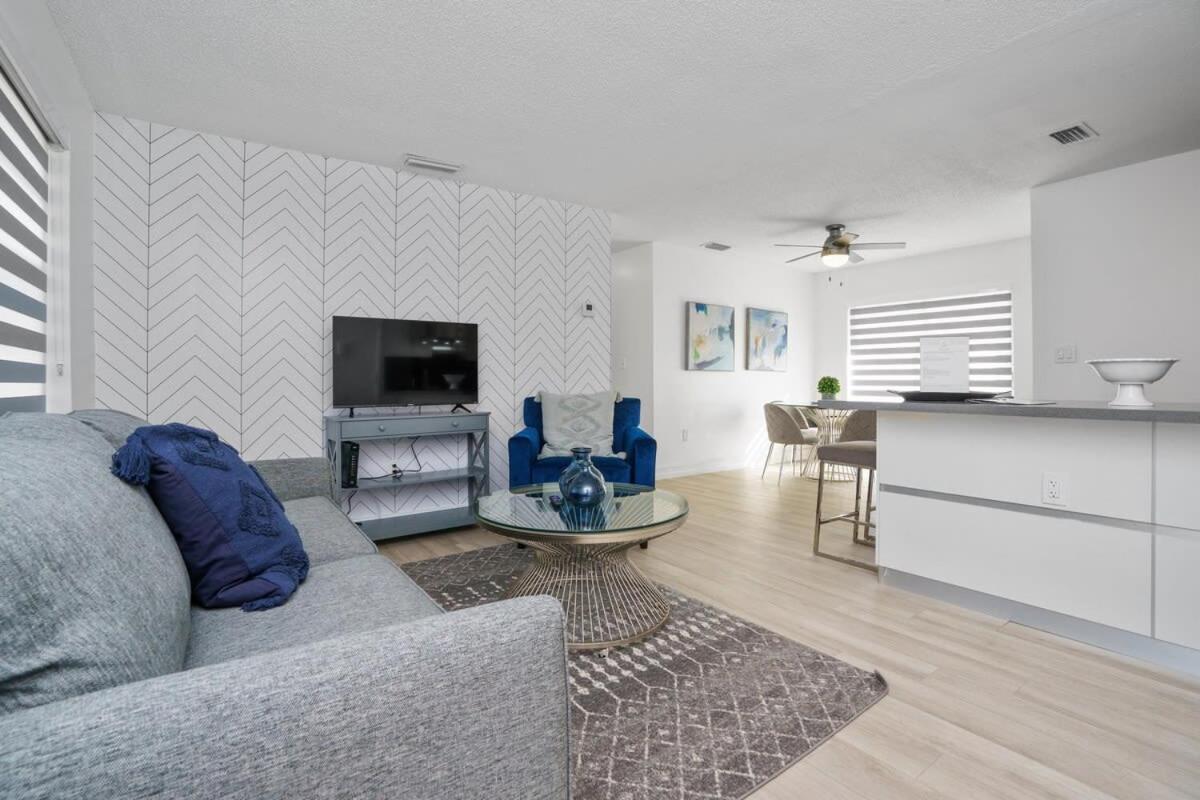 Villa Blue Door Duplex Renovated Parking And Designed à Cutler Bay Extérieur photo